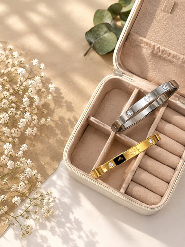 بنگل کارتیر نگینی بیضی نقره ای و طلایی رنگ ثابت و ضدحساسیت